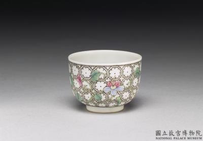 图片[2]-Wine cup in falangcai enamels on white ground with painted pattern of flower brocade. Qing dynasty, Qianlong reign, 1741-China Archive